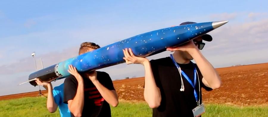 皇冠足球即时比分航天和其他工程专业的学生准备发射他们的火箭